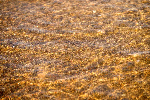 Praia de areia com águas rasas do surf — Fotografia de Stock