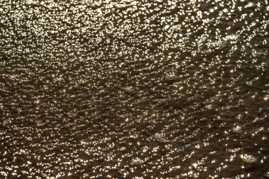 Güneş yansımaları ile su