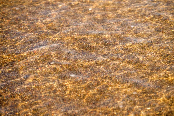Playa de arena con aguas poco profundas del oleaje — Foto de Stock