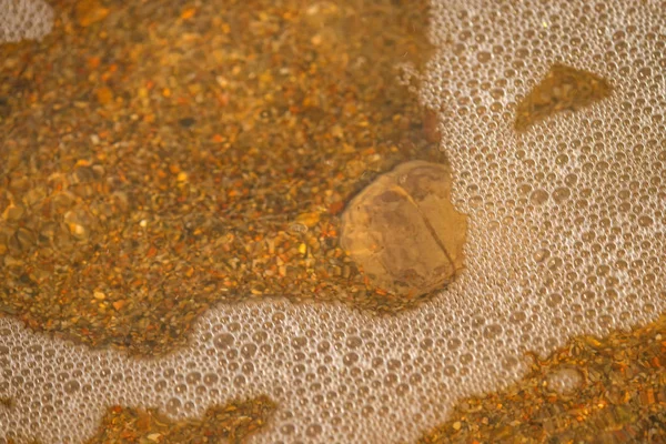 Guijarro en el agua del surf — Foto de Stock