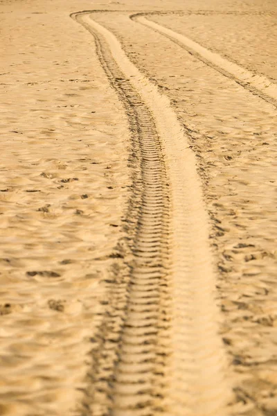 Faixas de um caminhão militar na areia — Fotografia de Stock