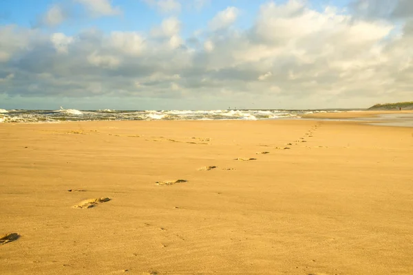 Playa solitaria del Mar Báltico con pista humana — Foto de Stock