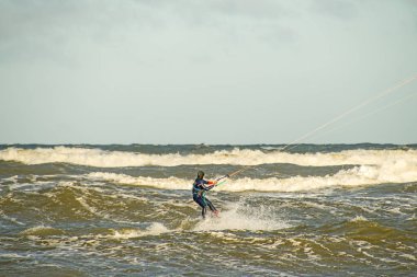 Baltık Denizi'nde uçurtma sörfçü