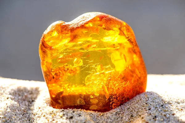 Amber op een strand van de Oostzee — Stockfoto