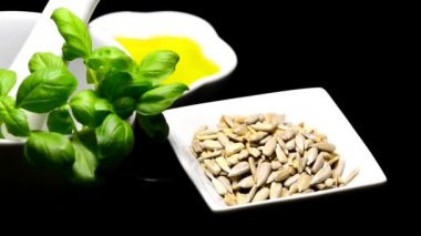 pesto malzemeler, fesleğen yaprağı, zeytin yağı ve ayçiçeği tohumu