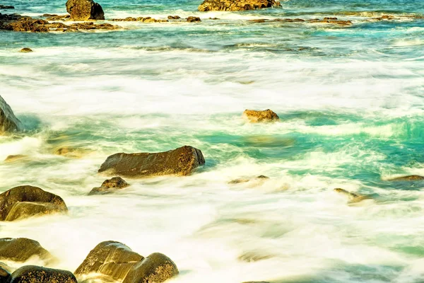 Surf del océano atlántico con cangrejos en exposición a largo plazo — Foto de Stock