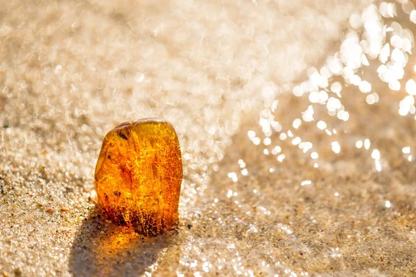 Ámbar en una playa del Mar Báltico en el oleaje — Foto de Stock