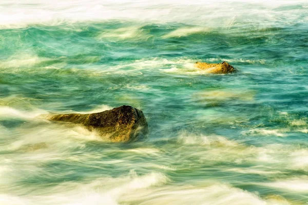 Příboj na atlantickém oceánu v dlouhodobém vystavení — Stock fotografie