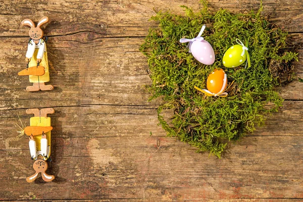 Easter nest with painted eggs  and easter bunnies — Stock Photo, Image