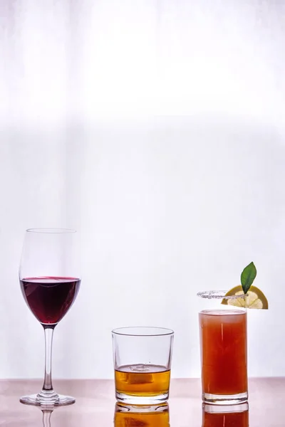 Drankjes in een venster — Stockfoto