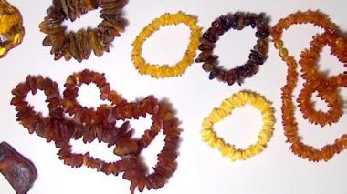 Amber, kolye, bilezik ve kamera sürücü taşlarla