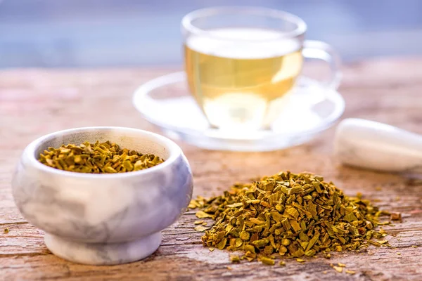 Muérdago, hierba medicinal, secado con mortero y taza de té — Foto de Stock