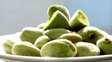 bir pikap üzerinde yeşil badem