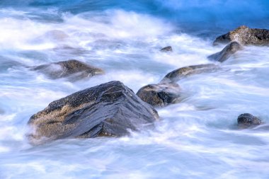 Atlantik okyanusunda uzun süre sörf yapmak.