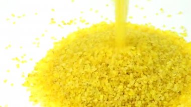 Beyaz bir plaka üzerine düşen bulgur