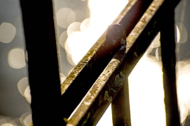denizin arkadan aydınlatmalı refleksleri olan bir limanda eski korkuluk
