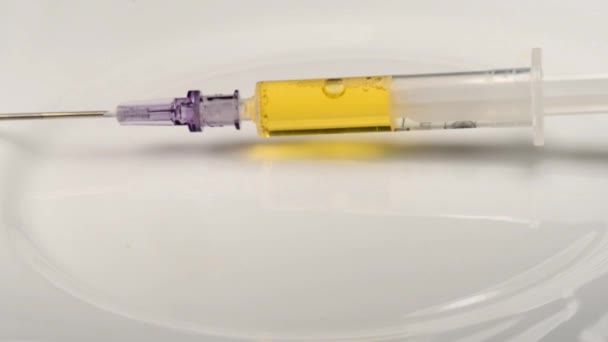 Injection avec médicament sur une table tournante 