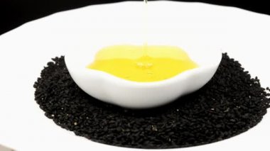 Siyah karanfil yağı ile kaplanmış.
