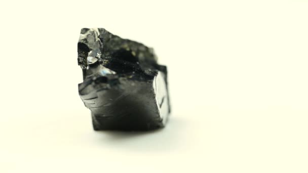 Shungite Primer Plano Misteriosa Piedra Una Mesa Giratoria — Vídeos de Stock