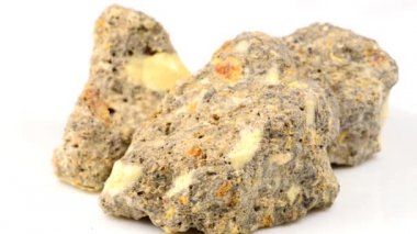 Benzoin, parçalar sehpada.