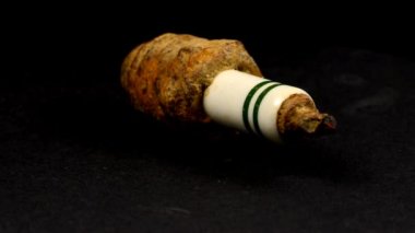 Eski, paslı, kıvılcım saçan bir traktör.