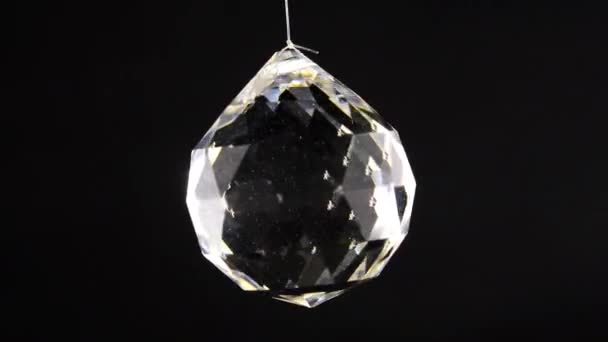 Cuenco Cristal Que Brilla Sobre Fondo Negro — Vídeo de stock