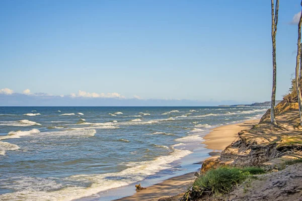 Playa del Mar Báltico en Orzechowo, Polonia, dunas con árboles y erosión — Foto de Stock