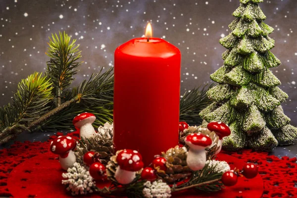 Рождественский венок с горящей свечой — стоковое фото