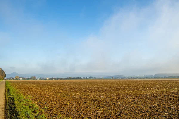 Hektar im Herbst mit feinen Krümeln und Blick auf die deutsche — Stockfoto