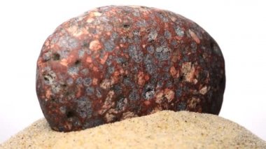 Sehpanın üzerinde fenokristallerle porhpyr