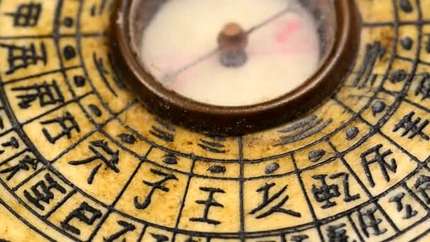 Antiker Chinesischer Feng Shui Kompass Auf Drehtisch — Stockvideo