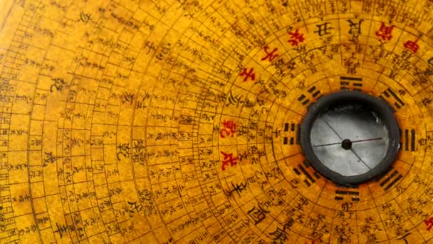 在转桌上的古色古香的中国风水指南针 — 图库视频影像