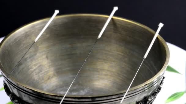 中国古碗上的针头 — 图库视频影像