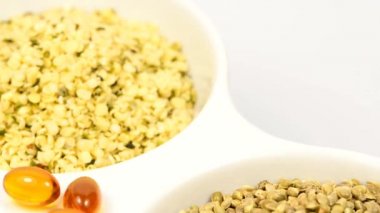 Kenevir tohumları, soyulmamış, soyulmuş, kenevir yağı kapsülleri ve kenevir yağı.