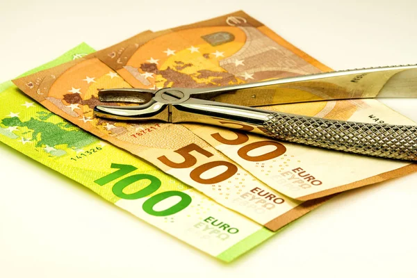 Fórceps dentales con billetes en euros — Foto de Stock