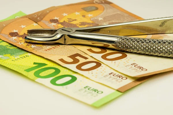Pinça dentária com notas de euro — Fotografia de Stock