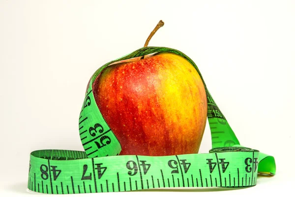 Яблуко зі стрічковою мірою — стокове фото