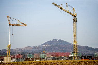 Turnalar ve ünlü Alman tepeleriyle kışın inşaat alanında.