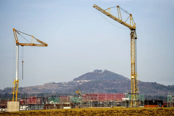 Turnalar ve ünlü Alman tepeleriyle kışın inşaat alanında.