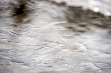 Bulanık gri su yüzeyi 