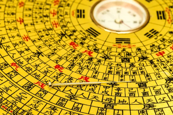 Игла для иглоукалывания на китайском компасе фен-шуй — стоковое фото