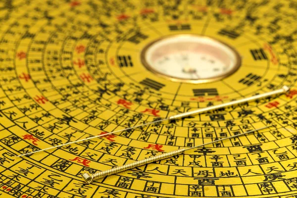 Acupuncture needles on chinese feng shui compass — 图库照片