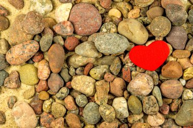 Kalbin taşlarla dolu bir sahilde