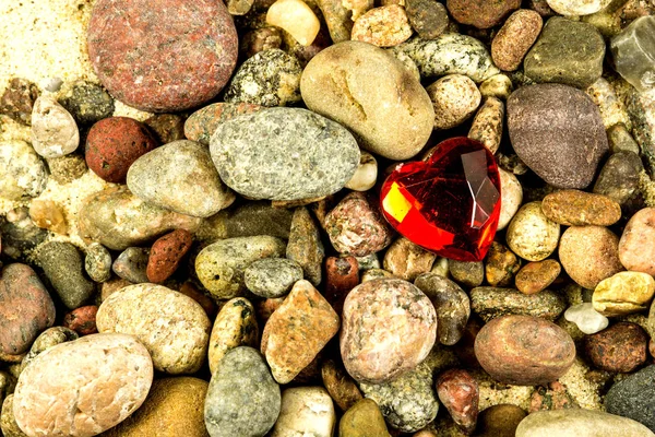 Cuore su una spiaggia con pietre — Foto Stock