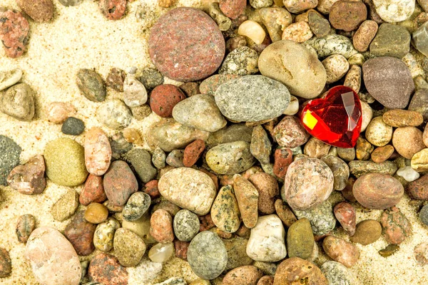 Cuore su una spiaggia con pietre — Foto Stock