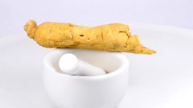 Sehpanın üzerinde ginseng kökü