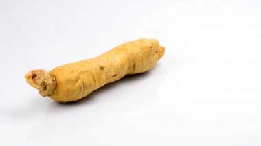 Sehpanın üzerinde ginseng kökü