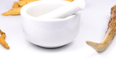 Sehpanın üzerinde ginseng kökü