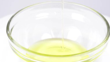 Sibirya sedir yağı bir sehpanın üzerinde