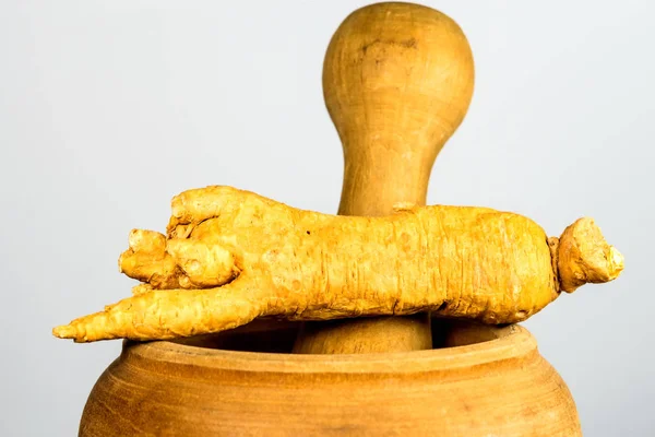 Ginseng root on a mortar — Stock Photo, Image